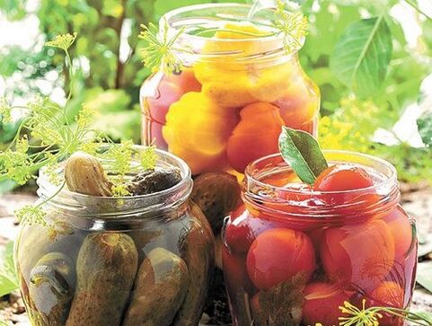 eingelegte Gurken und Tomaten zur Beseitigung von Parasiten