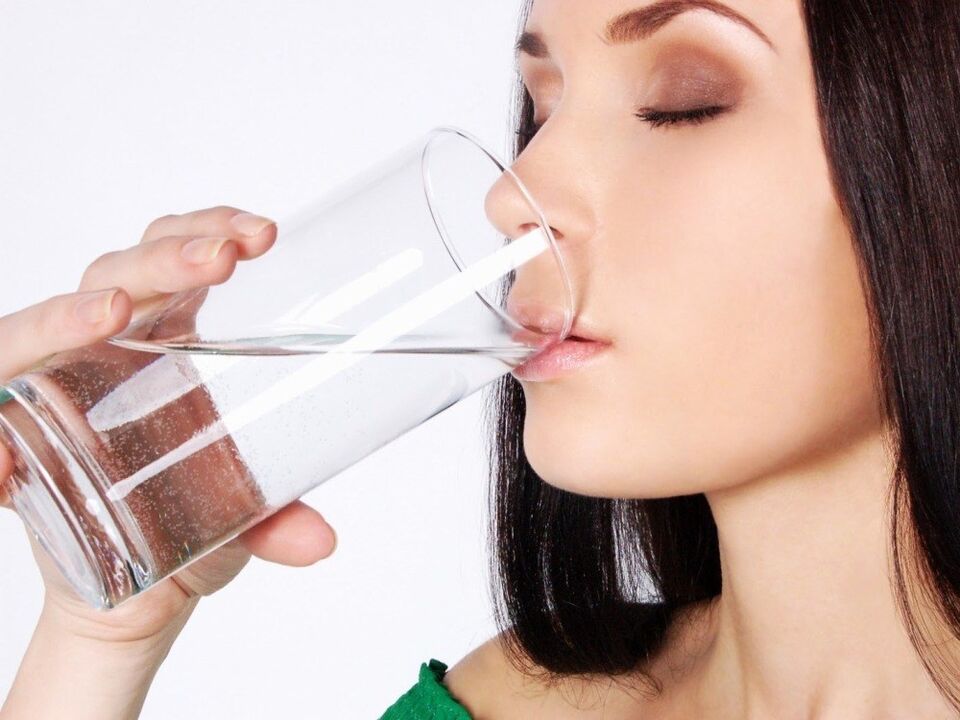 Trinken Sie Wasser, bevor Sie den Körper von Parasiten reinigen