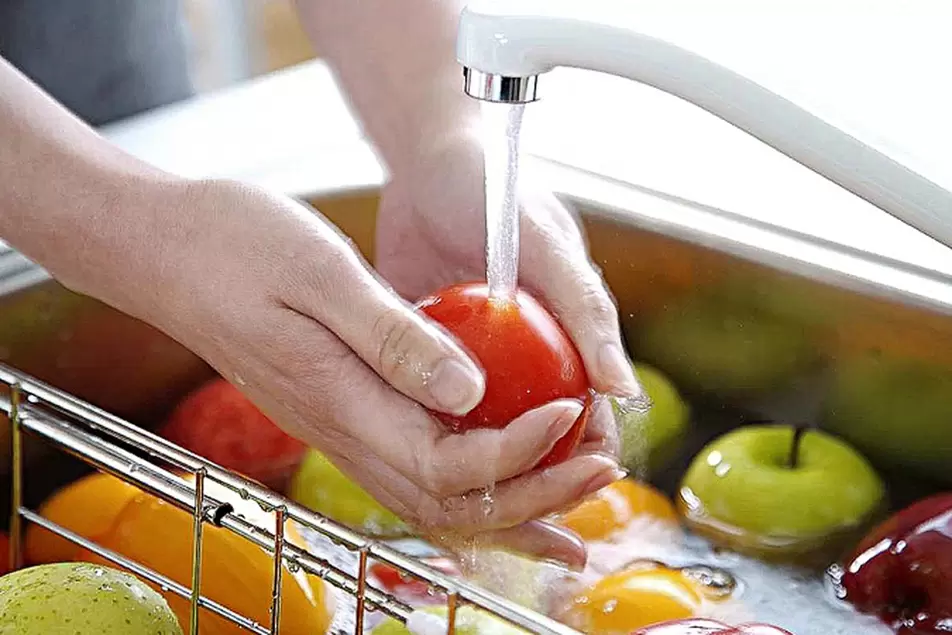 Waschen von Gemüse und Obst, um eine Infektion mit Würmern zu verhindern