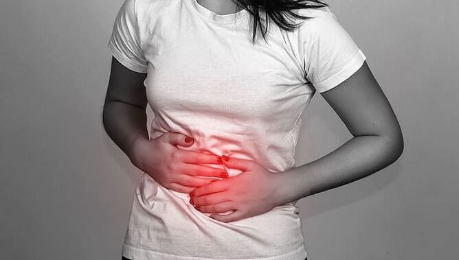 Bauchschmerzen sind eine häufige Begleiterscheinung des Vorhandenseins von Parasiten im Darm. 